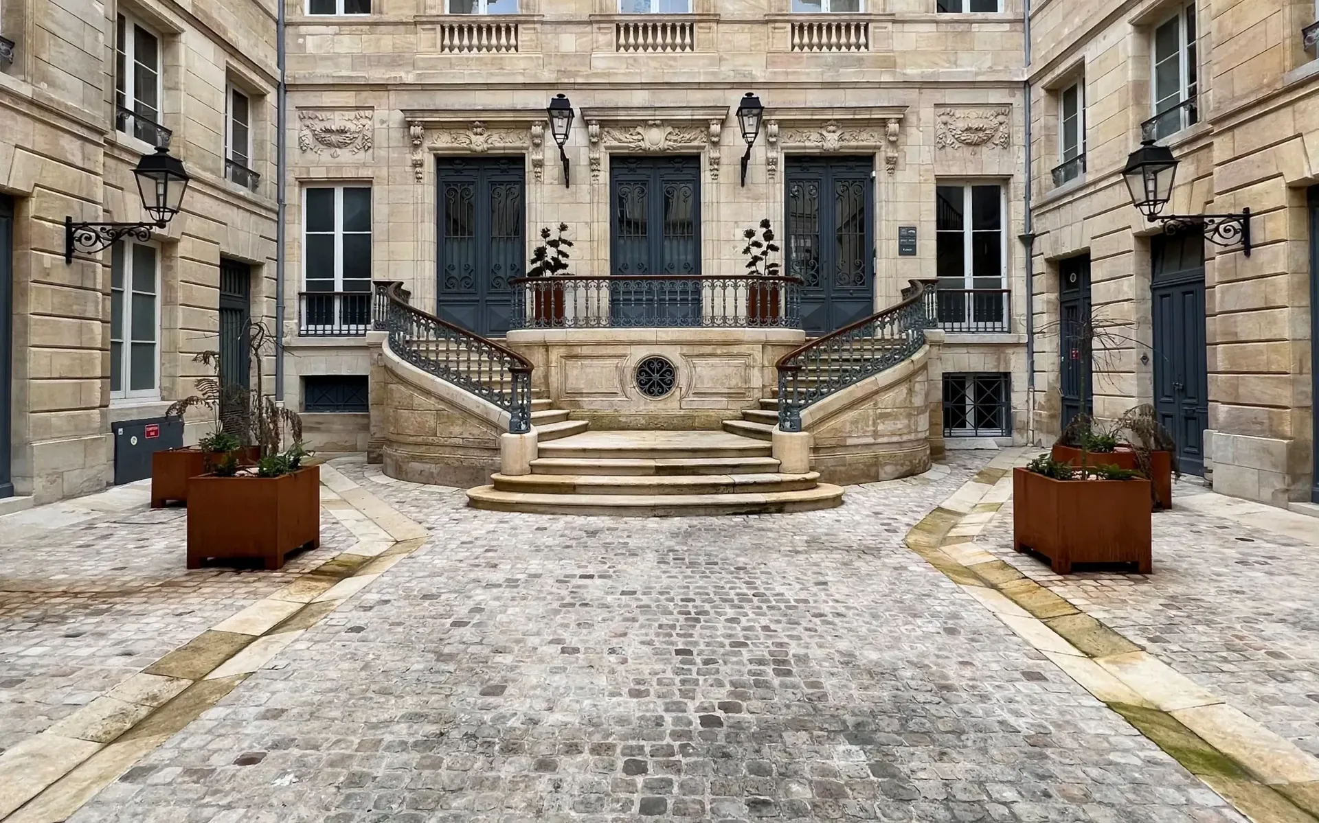 Cour pavée et façade en pierre d’un hôtel particulier bordelais