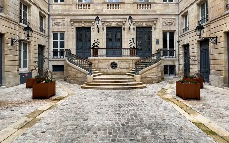 Cour d’un hôtel particulier bordelais