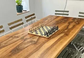 Jeu d’échecs posé sur une table en bois