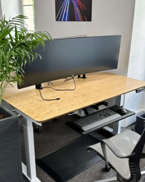 Écran incurvé 49 pouces sur un bureau en bambou