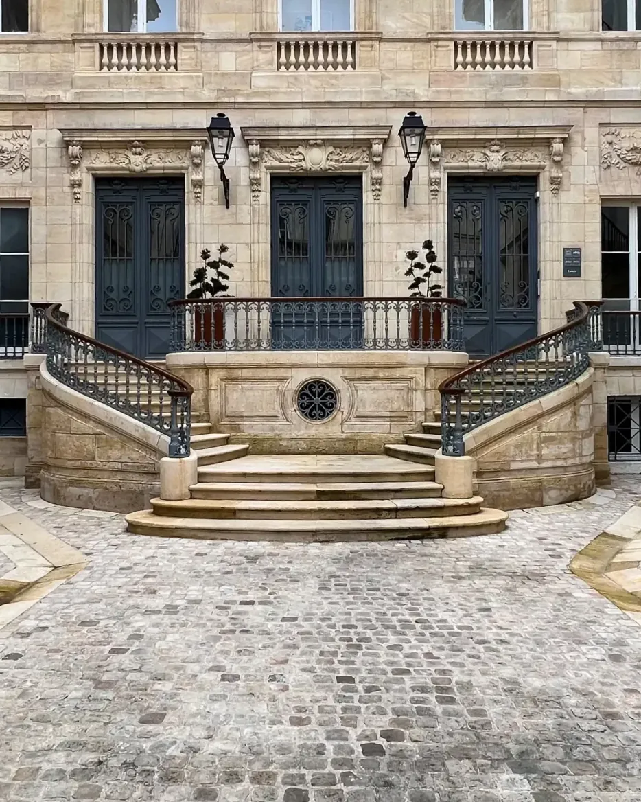Escalier en pierre à double volée et ferronnerie