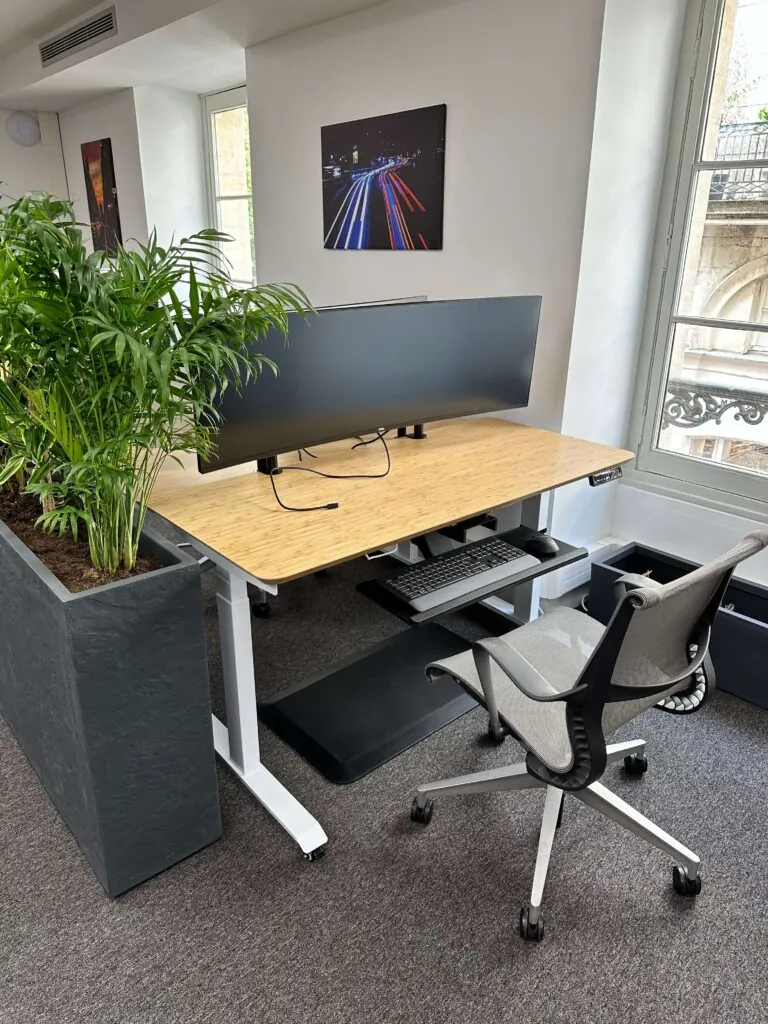 Poste de travail avec écran incurvé et chaise ergonomique