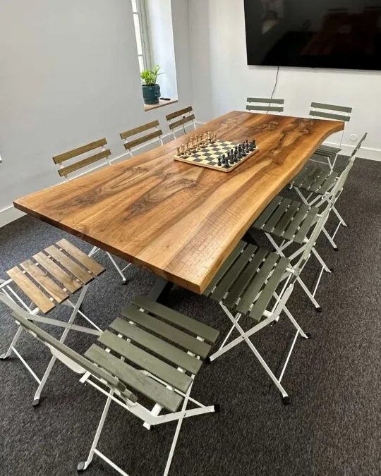 Grande table en bois avec un jeu d’échecs